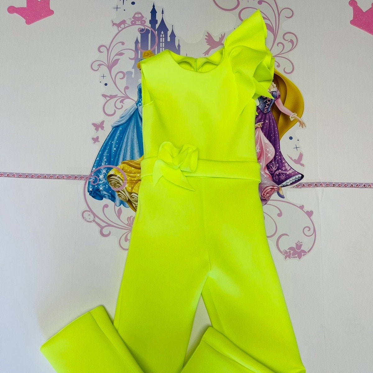 Neon Gelb Interview Outfit Festzug Mädchen Neopren Overall Gelbe Tragen Benutzerdefinierte Taucher Rüschen Strampler von QuiteTheDress