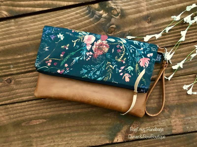 Fold Over Clutch - Boho Floral in Midnight Mit Vegan Leder Abnehmbarer Armband Fold Over Clutch - Boho Floral in Midnight Mit Vegan Leder Abnehmbarer Armband von QuiverAndBowBoutique