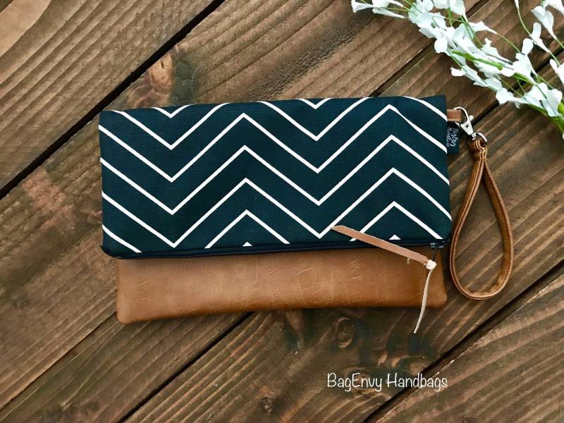 Fold Over Clutch - Enges Schwarzes Chevron Mit Veganem Leder Abnehmbares Armband von QuiverAndBowBoutique