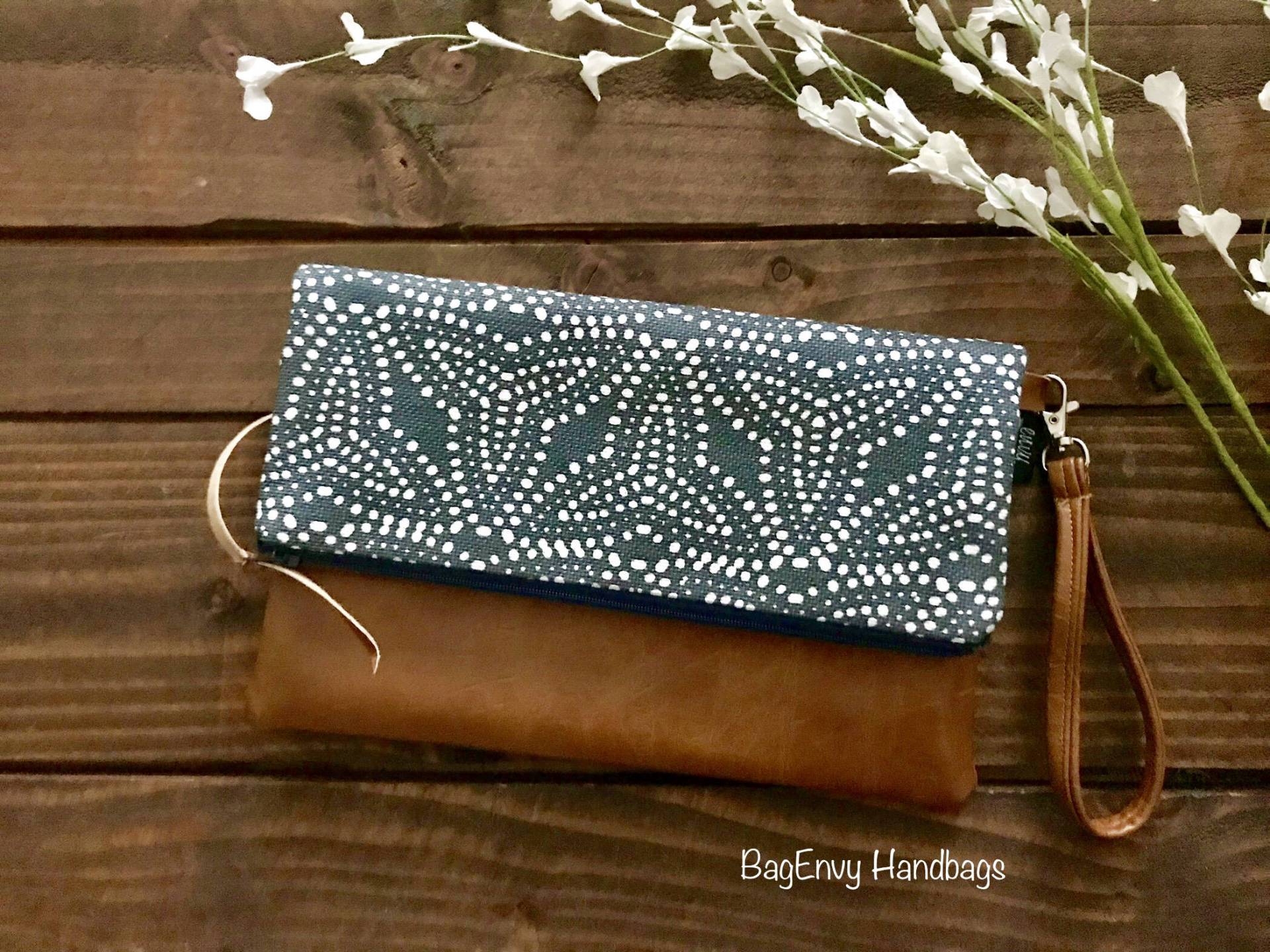 Fold Over Clutch - Galveston Dot Mit Veganem Leder Abnehmbare Handgelenktasche Fold Over Clutch - Galveston Dot Mit Veganem Leder Abnehmbare Handgelenktasche von QuiverAndBowBoutique