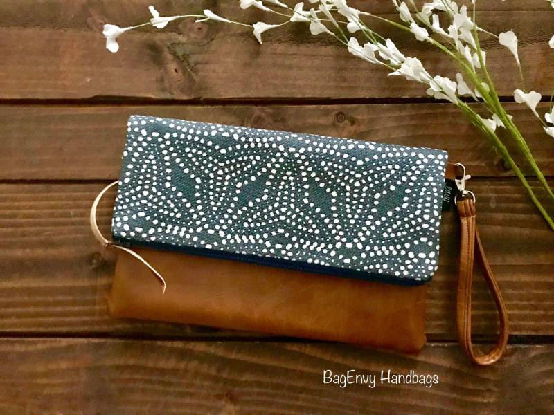 Fold Over Clutch - Galveston Dot Mit Veganem Leder Abnehmbare Handgelenktasche von QuiverAndBowBoutique