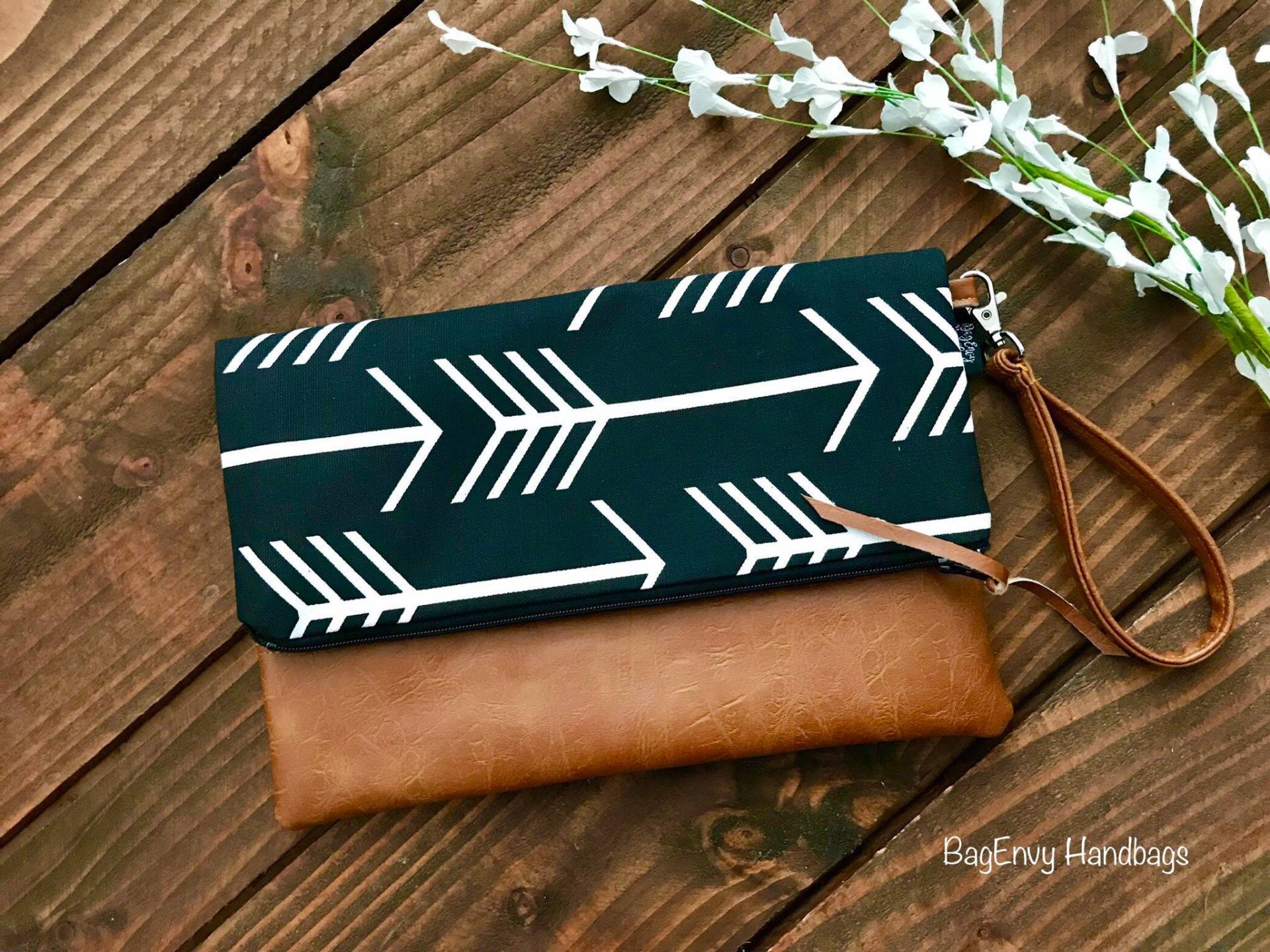 Fold Over Clutch - Schwarze Pfeile Mit Veganem Leder Abnehmbare Handschlaufe Fold Over Clutch - Schwarze Pfeile Mit Veganem Leder Abnehmbare Handschlaufe von QuiverAndBowBoutique