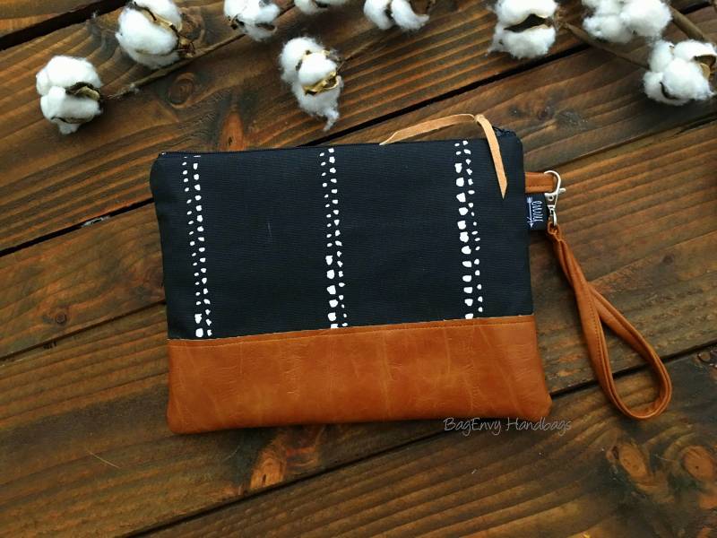 Grab N Go Armband-Clutch - Schwarzer Perlenstreifen Mit Veganem Leder Grab N Go Armband-Clutch - Schwarzer Perlenstreifen Mit Veganem Leder von QuiverAndBowBoutique