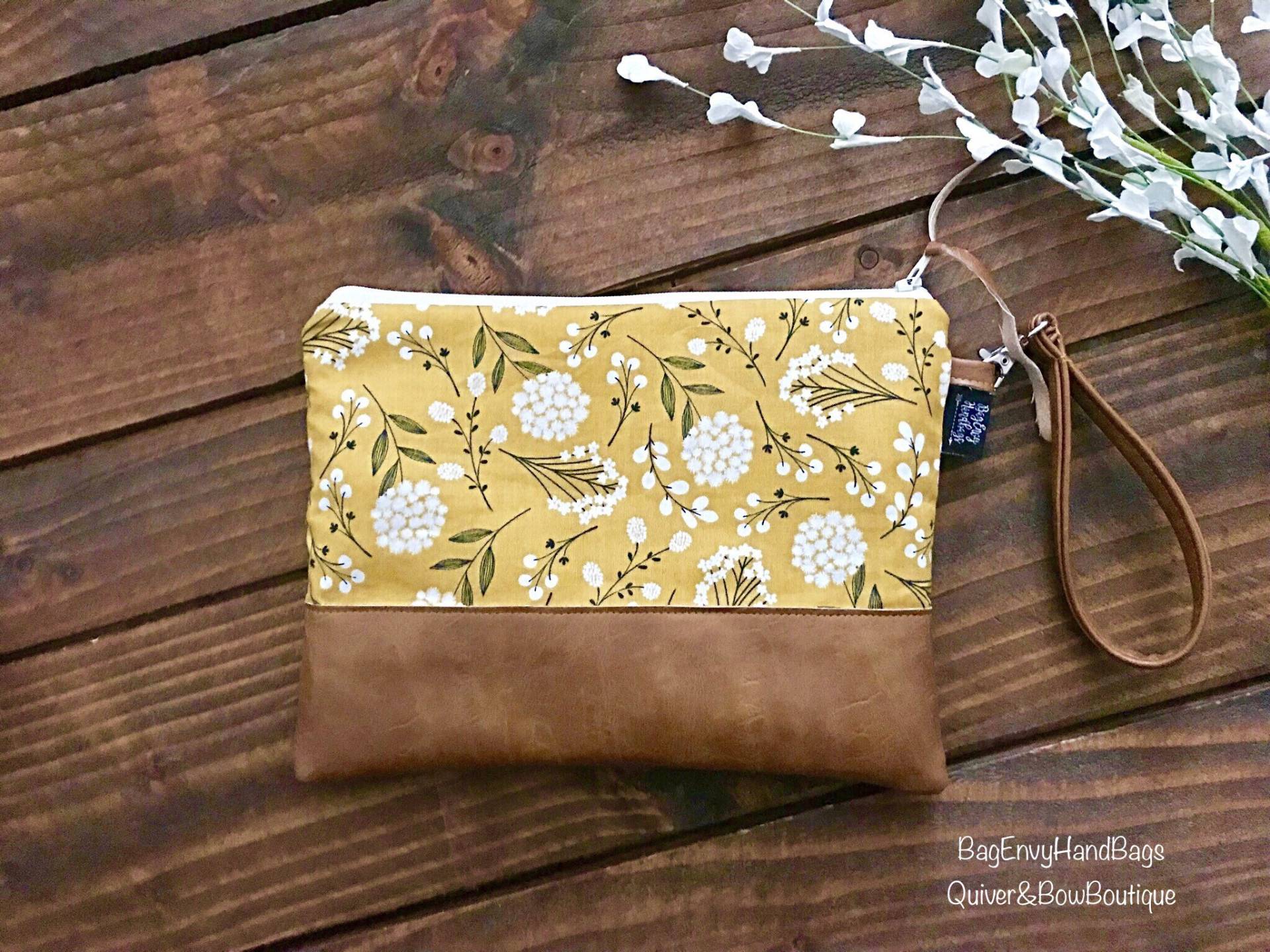 Grab N Go Clutch - Pom Floral in Senfgelb Mit Veganem Leder Grab N Go Clutch - Pom Floral in Senfgelb Mit Veganem Leder von QuiverAndBowBoutique