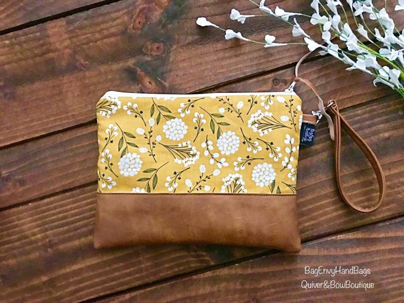 Grab N Go Clutch - Pom Floral in Senfgelb Mit Veganem Leder Grab N Go Clutch - Pom Floral in Senfgelb Mit Veganem Leder von QuiverAndBowBoutique