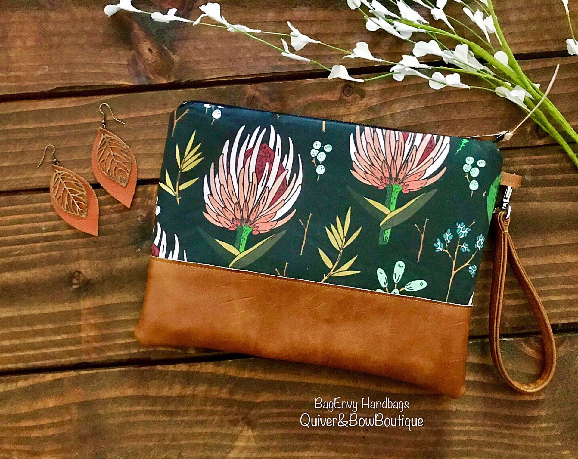 Grab N Go Clutch - Protea in Midnight Anthrazit Mit Veganem Leder Grab N Go Clutch - Protea in Midnight Anthrazit Mit Veganem Leder von QuiverAndBowBoutique