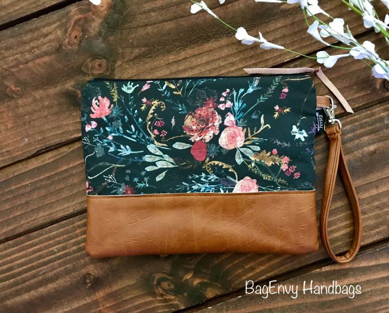 Grab N Go Handgelenk Clutch -Boho Floral in Midnight Anthrazit Mit Veganem Leder von QuiverAndBowBoutique