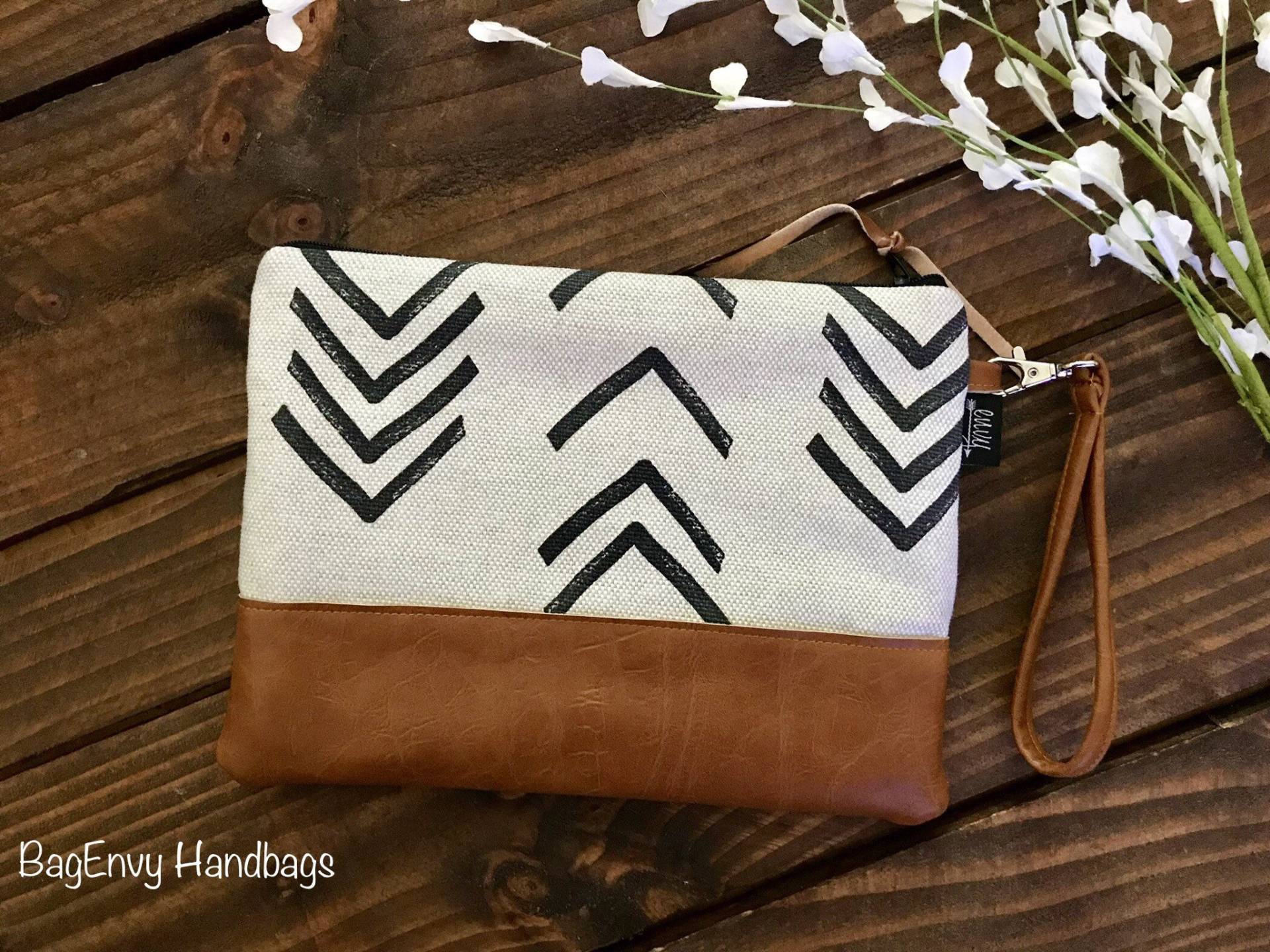Grab N Go Wristlet Clutch - Herringbone Schlammtuch Mit Veganem Leder Grab N Go Wristlet Clutch - Herringbone Schlammtuch Mit Veganem Leder von QuiverAndBowBoutique