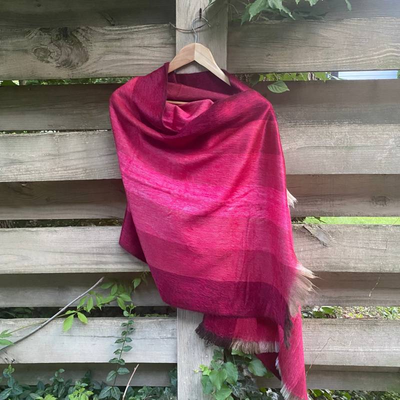 Alpaca Multicolor Magentatöne Mit Khakifarbener Und Brauner Zierleiste von Qunuy