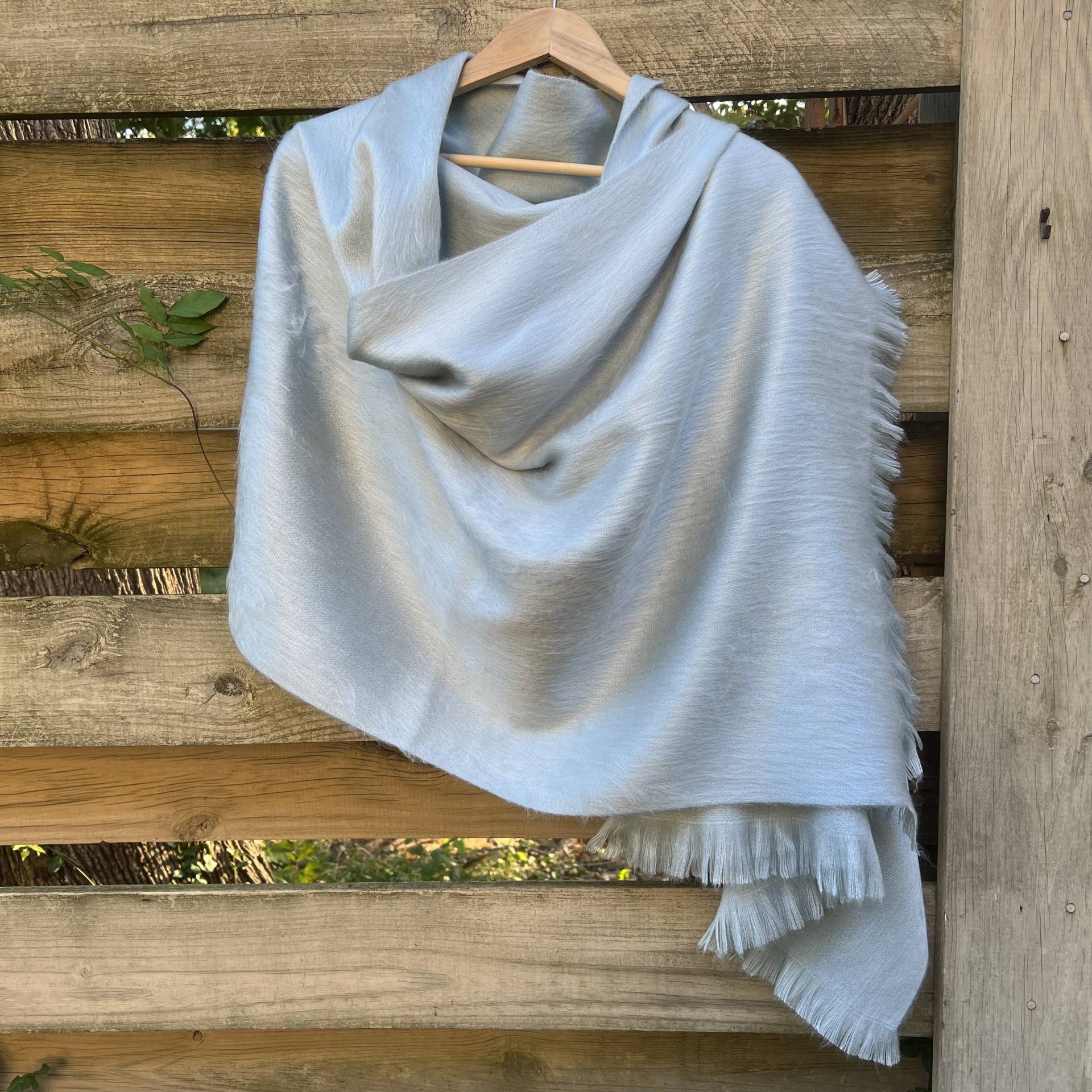 Alpaka Schal Silber Blau | Ultra Soft Wolle Wrap Kleinserien-Handwerkgemachter Großer Gewebter Oder Stola Mit Fransen 25 cm X 70 Alpaka Schal Silber Blau | Ultra Soft Wolle Wrap Kleinserien-Handwerkgemachter Großer Gewebter Oder Stola Mit Fransen 25 cm X 70 von Qunuy