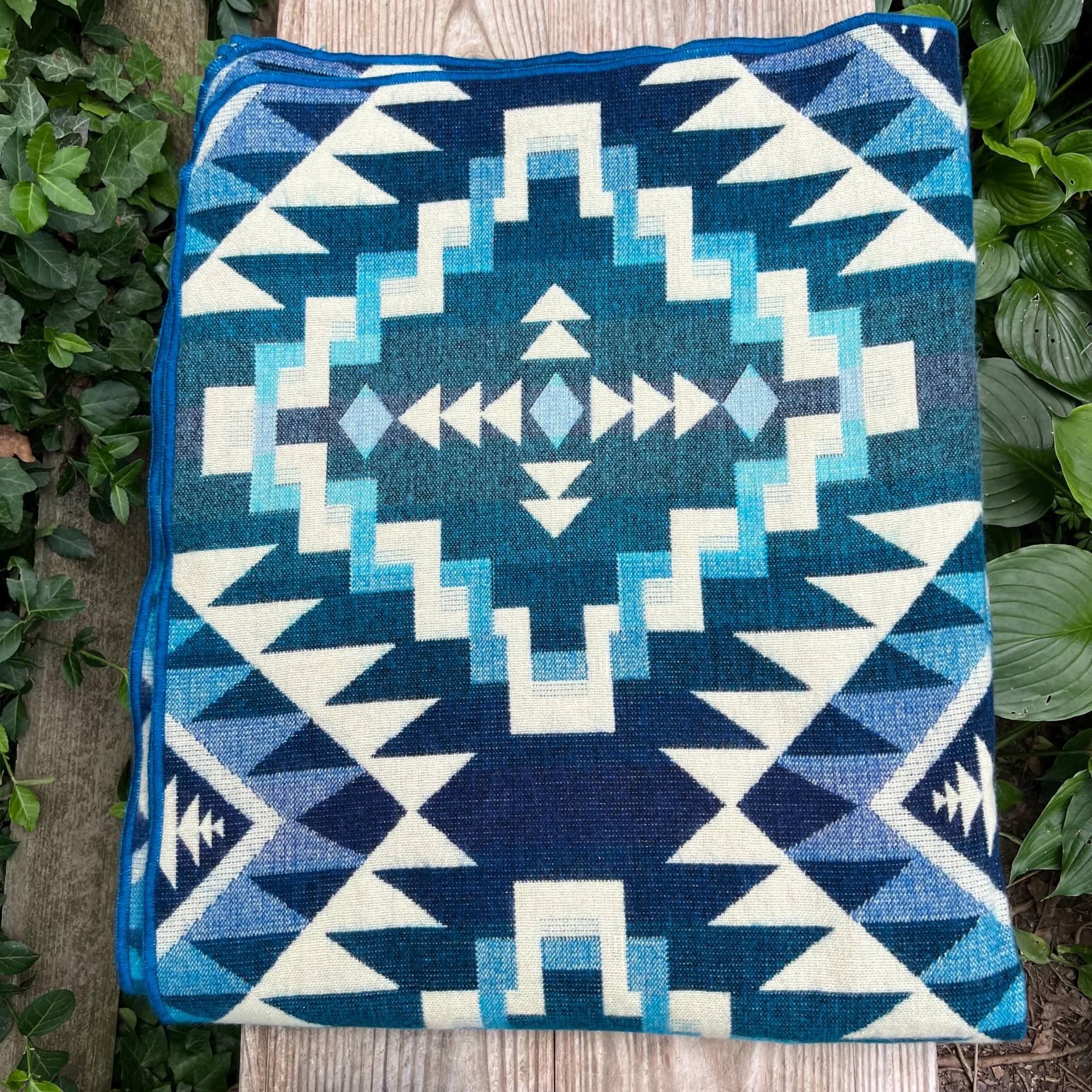 Alpaka Wolldecke Queen Size - Multicolor Einzigartiges Geschenk Weihnachten Gits Blaue Decke | Blaue Farben Mit Schwarzen Akzenten von Qunuy