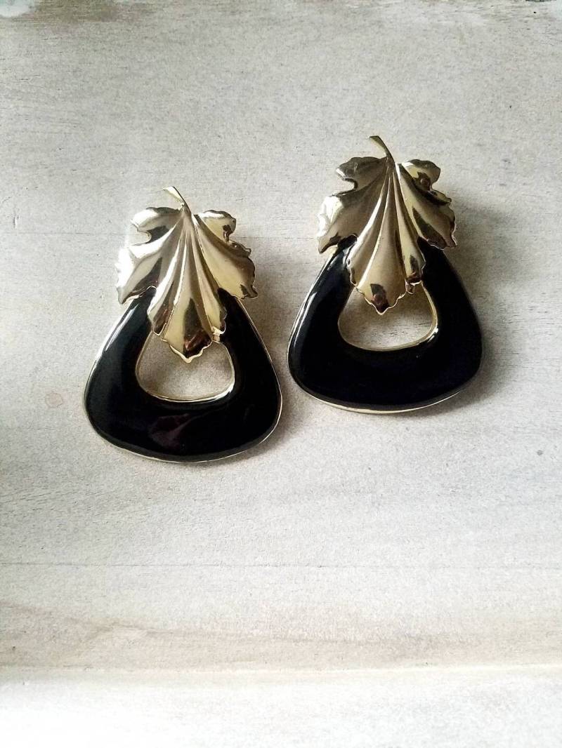 Mona Blatt Aussage Ohrringe, Türklinken, Gold Schmuck, Große Creolen, Schwarze Ohrringe von QuondamCult