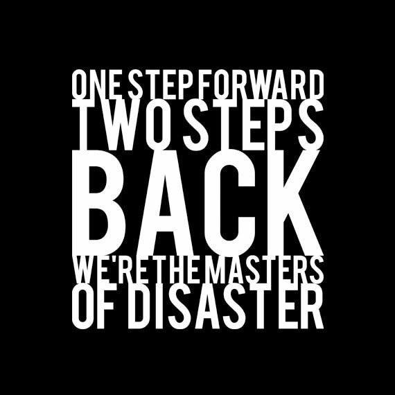 Ein Schritt Nach Vorne Zwei Schritte Zurück, Wir Sind, Die Meister Der Katastrophe - Farbiges Tshirt-Optionen Ein Schritt Nach Vorne Zwei Schritte Zurück, Wir Sind, Die Meister Der Katastrophe - Farbiges Tshirt-Optionen von QuotestoLiveBy