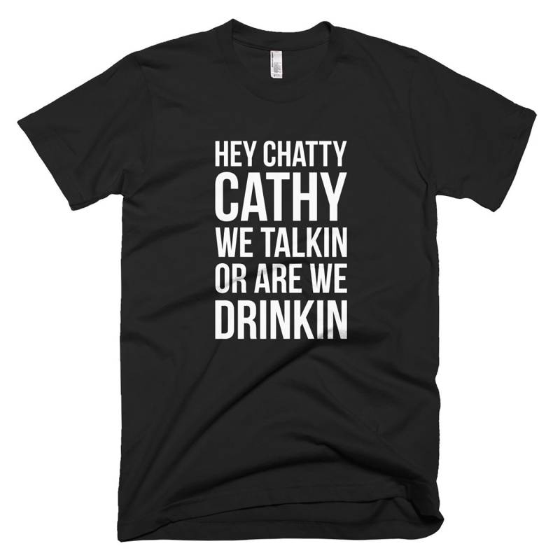 Hey Chatty Cathy Wir Talkin Oder Sind Drinkin? - Schwarzes Tshirt Kostenloser Versand Hey Chatty Cathy Wir Talkin Oder Sind Drinkin? - Schwarzes Tshirt Kostenloser Versand von QuotestoLiveBy