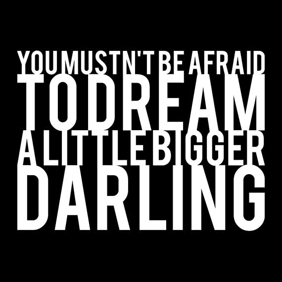 Sie Darf Scheuen, Ein Wenig Größer Darling - Farbiges Tshirt Optionen Zu Träumen Sie Darf Scheuen, Ein Wenig Größer Darling - Farbiges Tshirt Optionen Zu Träumen von QuotestoLiveBy