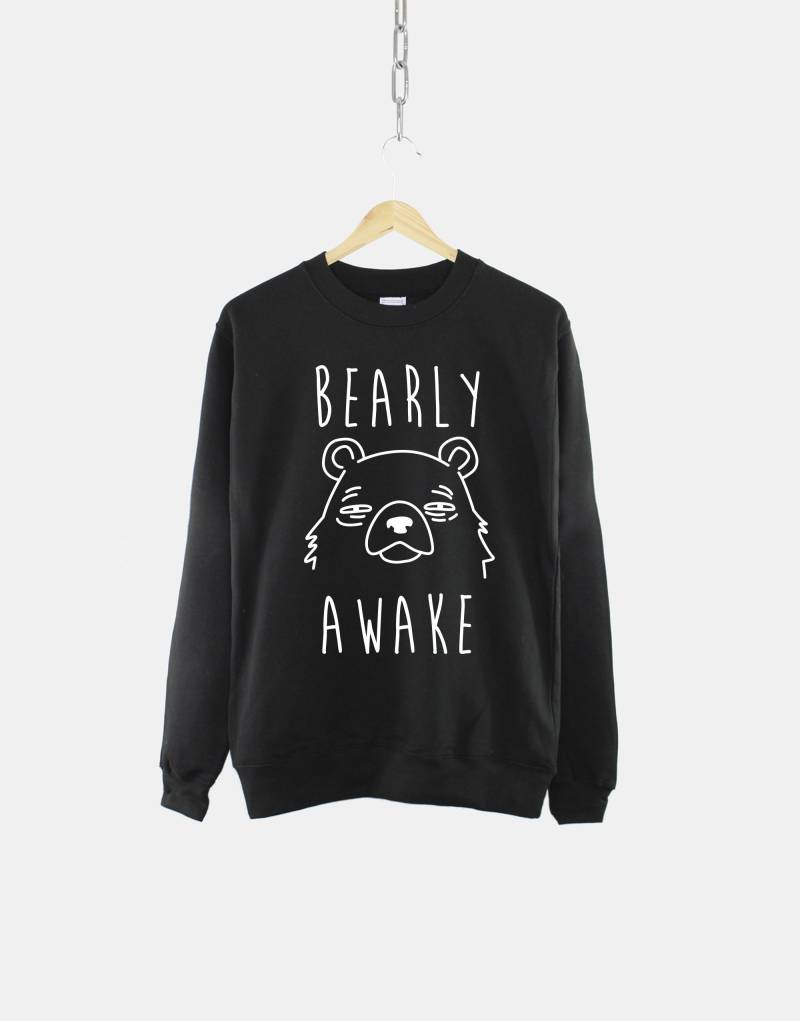 Bearly Awake Sweatshirt Verspieltes Tier Wortspiel - Weiche Baumwollmischung von QuriousShop