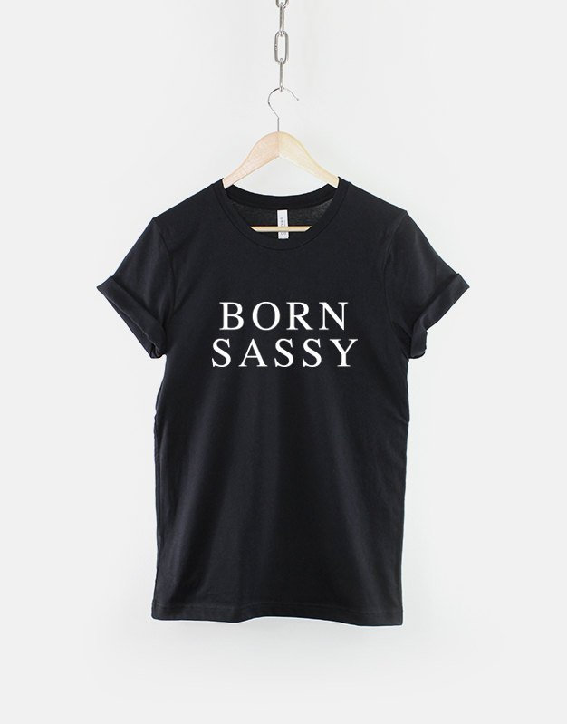 Born Sassy T-Shirt Ringgesponnenes Baumwoll T-Shirt Born Sassy T-Shirt Ringgesponnenes Baumwoll T-Shirt von QuriousShop