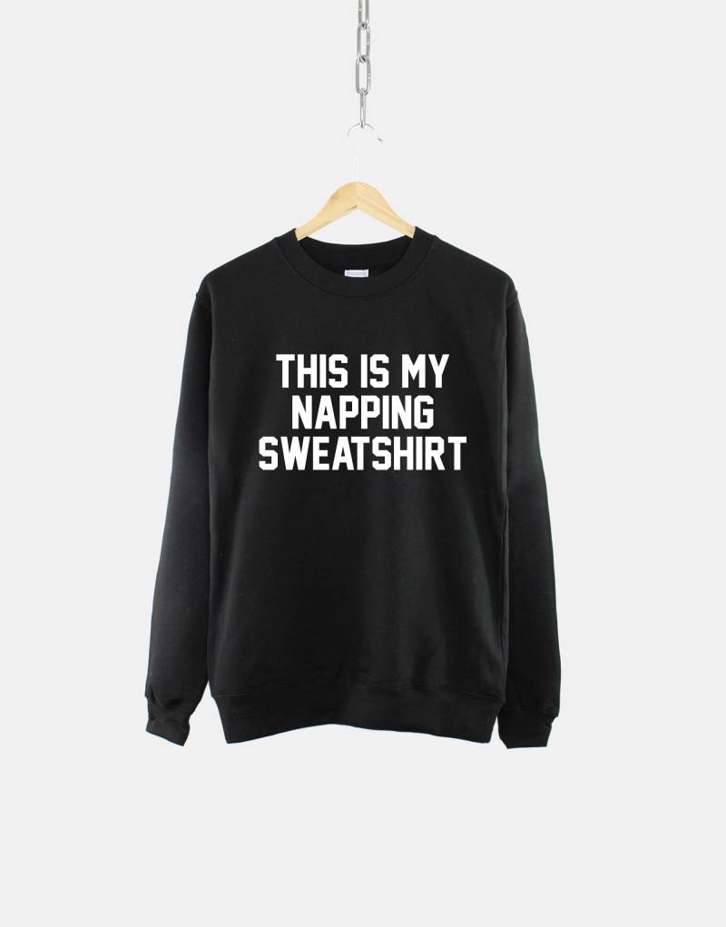 Dies Ist Mein Nickerchen Sweatshirt Pullover Mit Rundhalsausschnitt von QuriousShop