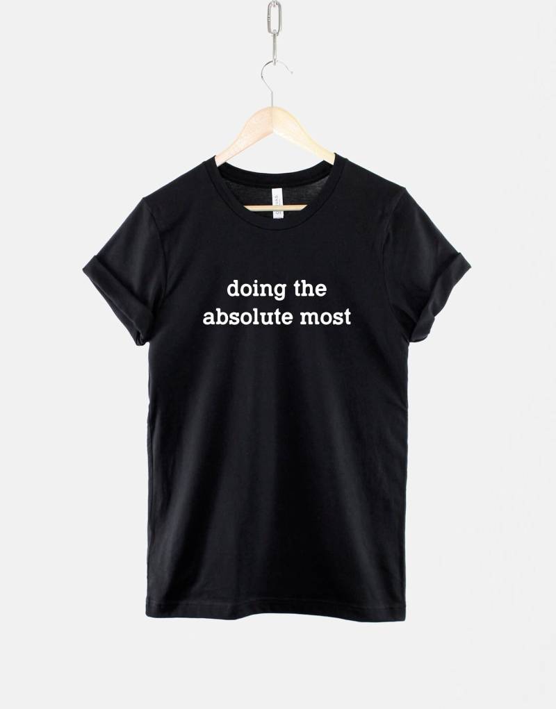 Doing The Absolute Most T-Shirt Lustiges Slogan T-Shirt von QuriousShop