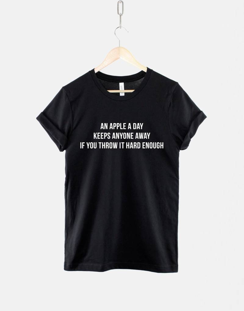 Ein Apfel Am Tag Hält Jeden Fern, Wenn Sie Es Hart Genug Werfen - Antisoziales T-Shirt Lassen Mich in Ruhe Ein Apfel Am Tag Hält Jeden Fern, Wenn Sie Es Hart Genug Werfen - Antisoziales T-Shirt Lassen Mich in Ruhe von QuriousShop