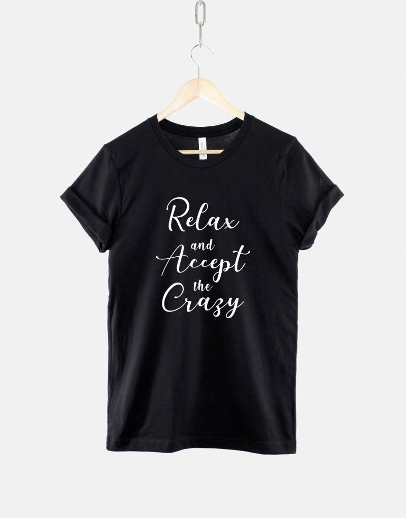 Entspann Dich Und Nimm Das Crazy T-Shirt An Ringgesponnenes Baumwoll-Slogan-T-Shirt von QuriousShop