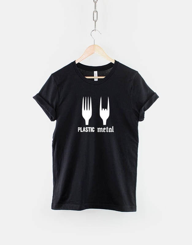 Heavy Metal Plastic Fork T-Shirt Metallkopf-Wortspiel-T-Shirt Heavy Metal Plastic Fork T-Shirt Metallkopf-Wortspiel-T-Shirt von QuriousShop