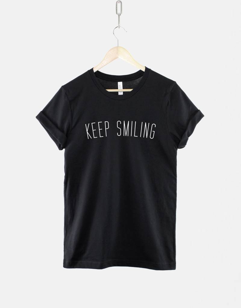 Keep Lächeln T-Shirt Ringgesponnene Baumwolle, Positive Slogan von QuriousShop