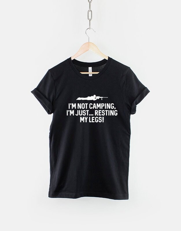 Lustiges Gamer T-Shirt Mit Spruch I'm Not Camping, Resting My Legs von QuriousShop