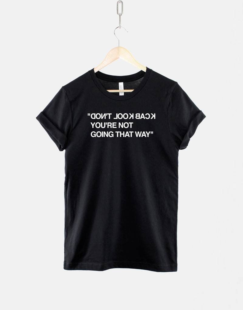 Motivations-T-Shirt "Don't Look Back"-Slogan Aus Ringgesponnener Baumwolle." von QuriousShop