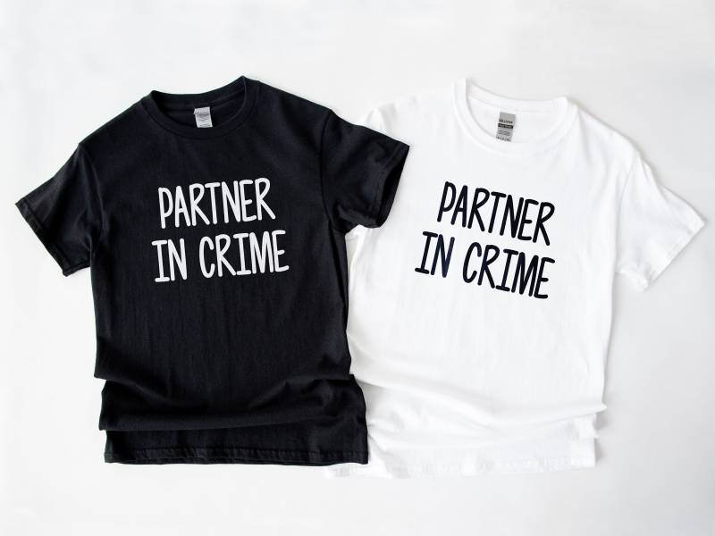 Partner in Crime T-Shirt - Passende Shirts Für Beste Freunde Paare Shirt Bff T-Shirts Partner in Crime T-Shirt - Passende Shirts Für Beste Freunde Paare Shirt Bff T-Shirts von QuriousShop