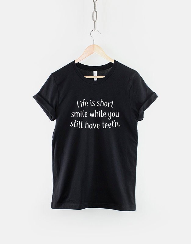 Smile T-Shirt Positive Life Slogan | Weiche Baumwolle, Unisex von QuriousShop