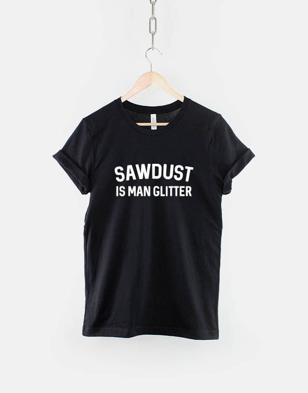 Sawdust Is Man Glitter T-Shirt - Holzarbeit Geschenk Für Papa von QuriousShop