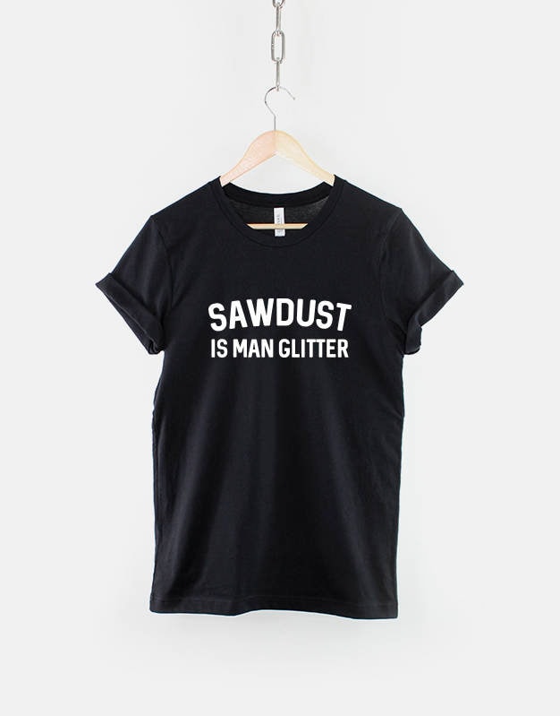 Sawdust Is Man Glitter T-Shirt - Holzarbeit Geschenk Für Papa von QuriousShop