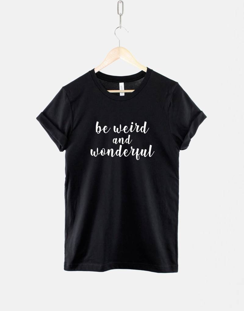 statement T-Shirt Be Seltsam Und Wunderbar | Unisex Goth Emo Shirt von QuriousShop