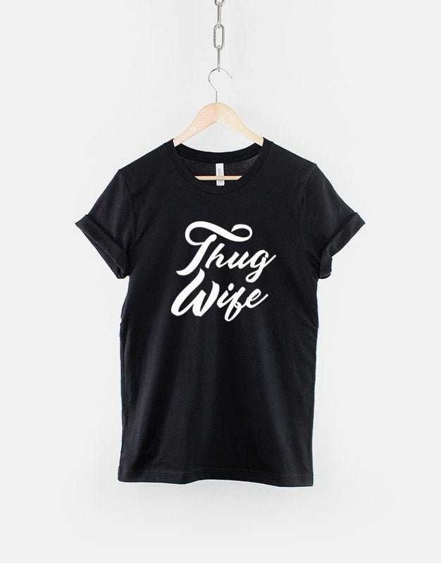 Thug Wife T-Shirt Ringgesponnenes Cotton Wifey Slogan-T-Shirt Thug Wife T-Shirt Ringgesponnenes Cotton Wifey Slogan-T-Shirt von QuriousShop