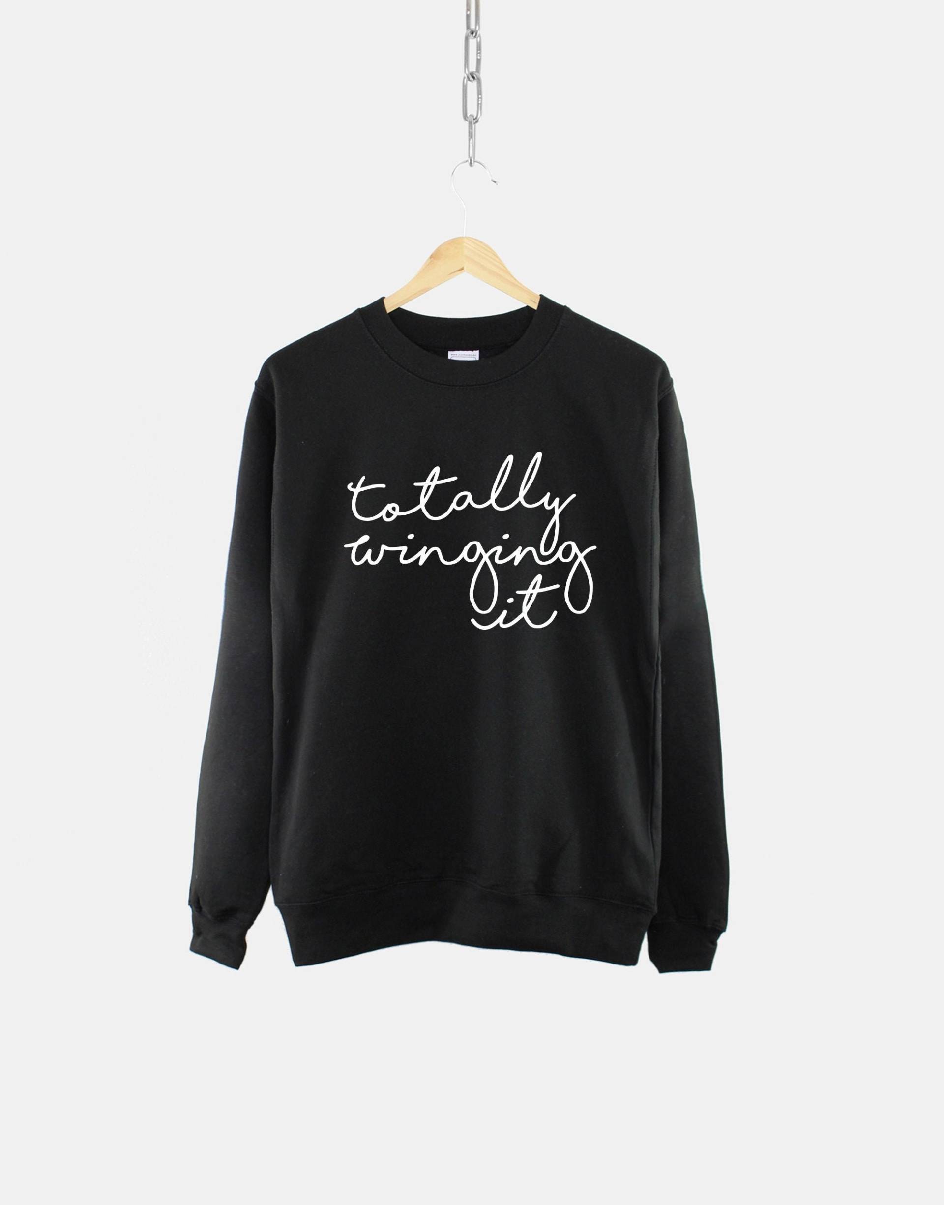 Totally Winging It Script Rundhalspullover von QuriousShop