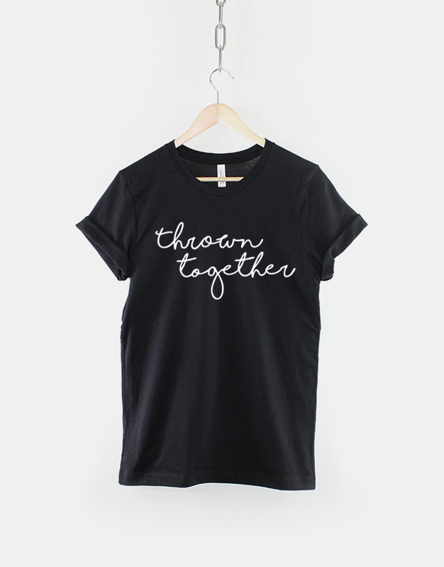 Zusammen Geworfen T-Shirt Handgeschriebenes Skript-Typografie-Mode-T-Shirt Zusammen Geworfen T-Shirt Handgeschriebenes Skript-Typografie-Mode-T-Shirt von QuriousShop