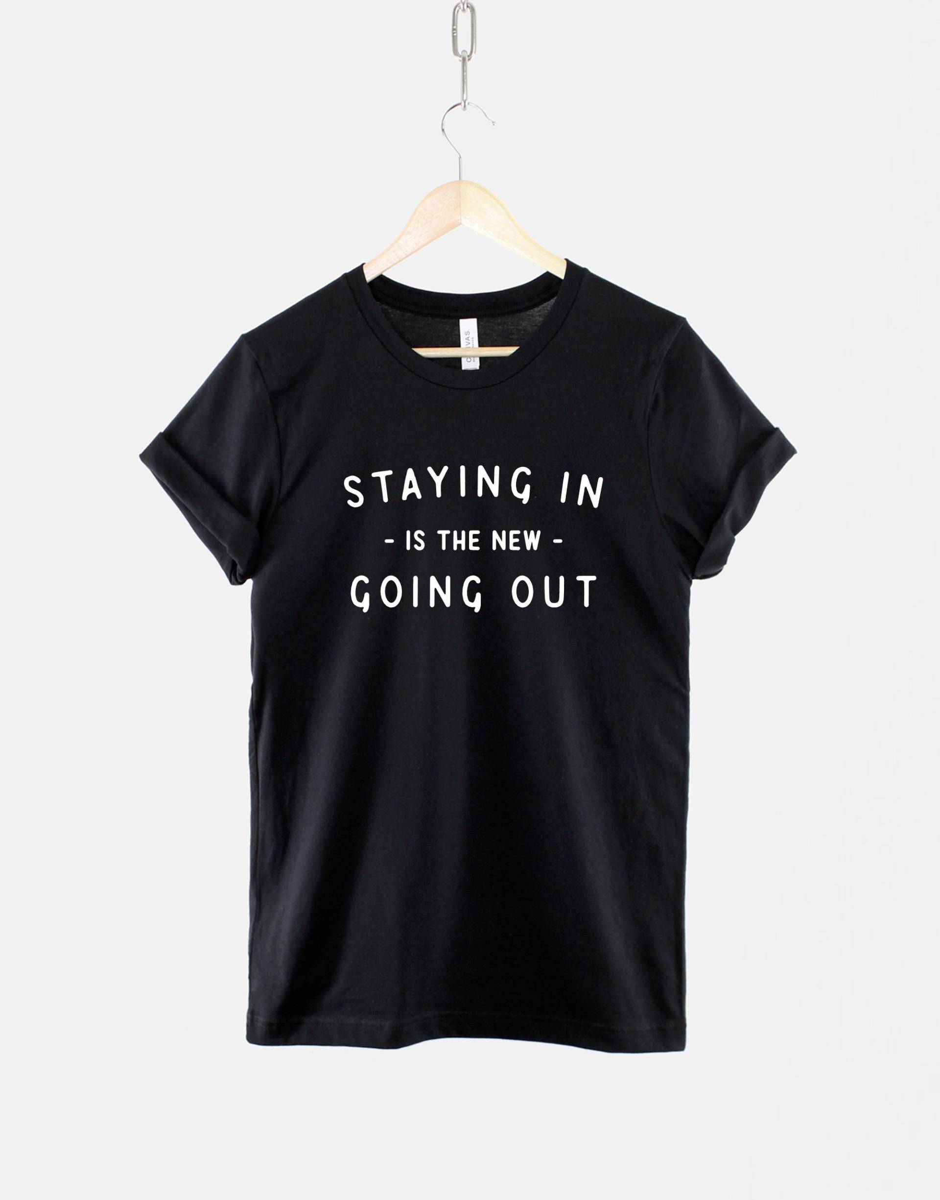staying in T-Shirt Lässige Lounge Wear - Unisex Gemütliches T-Shirt von QuriousShop
