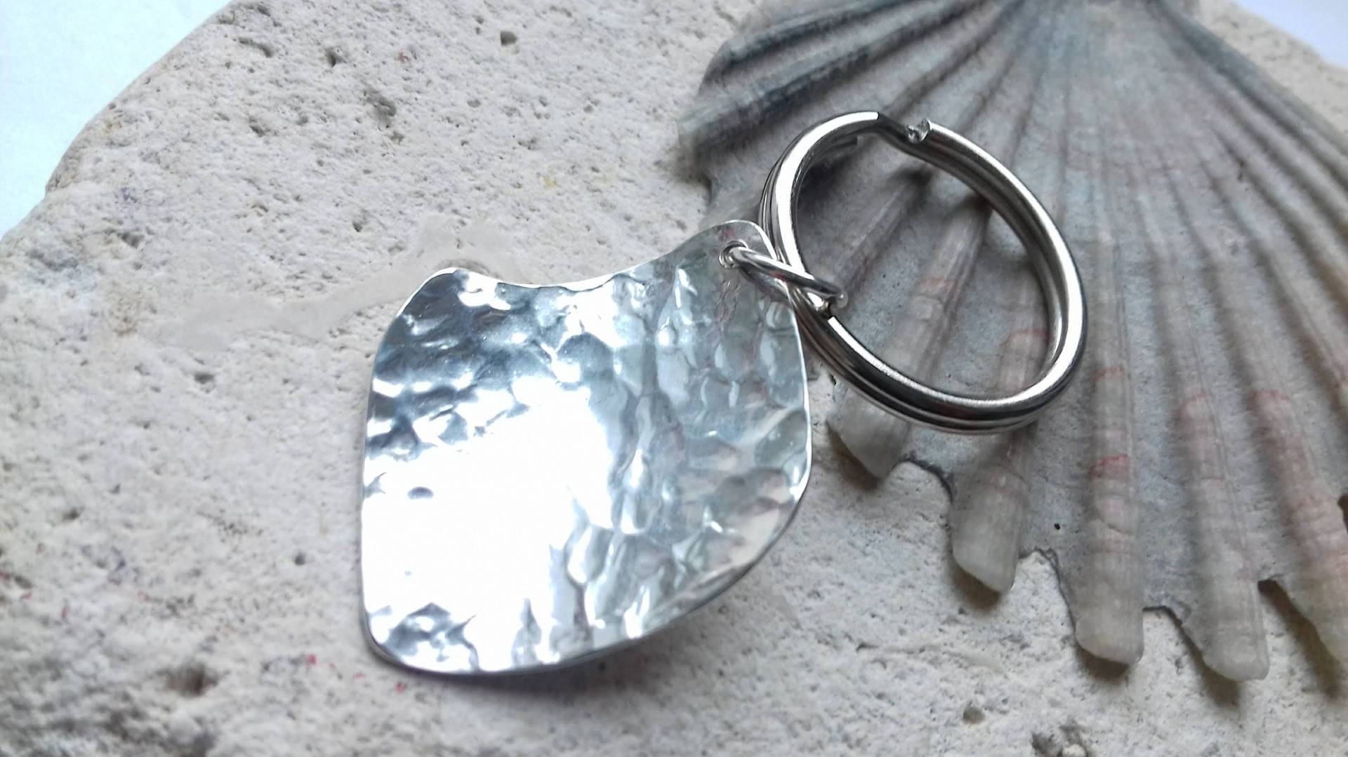 Kartoffelschalen-Buch Inspiriert, Massiver Recycelter Sterlingsilber-Charme, Stahl-Schlüsselring von QwerkyGuernsey