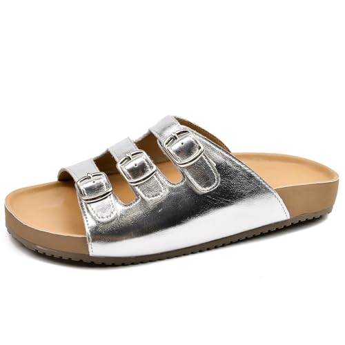 Qynthra Damen Flache Sandalen Mit DREI Verschlüssen Offene Zehen Verstellbare Schlupfer Aus Kunstleder Komfortables Fußbett Freizeit Hausschuhe,Silber,39 EU von Qynthra