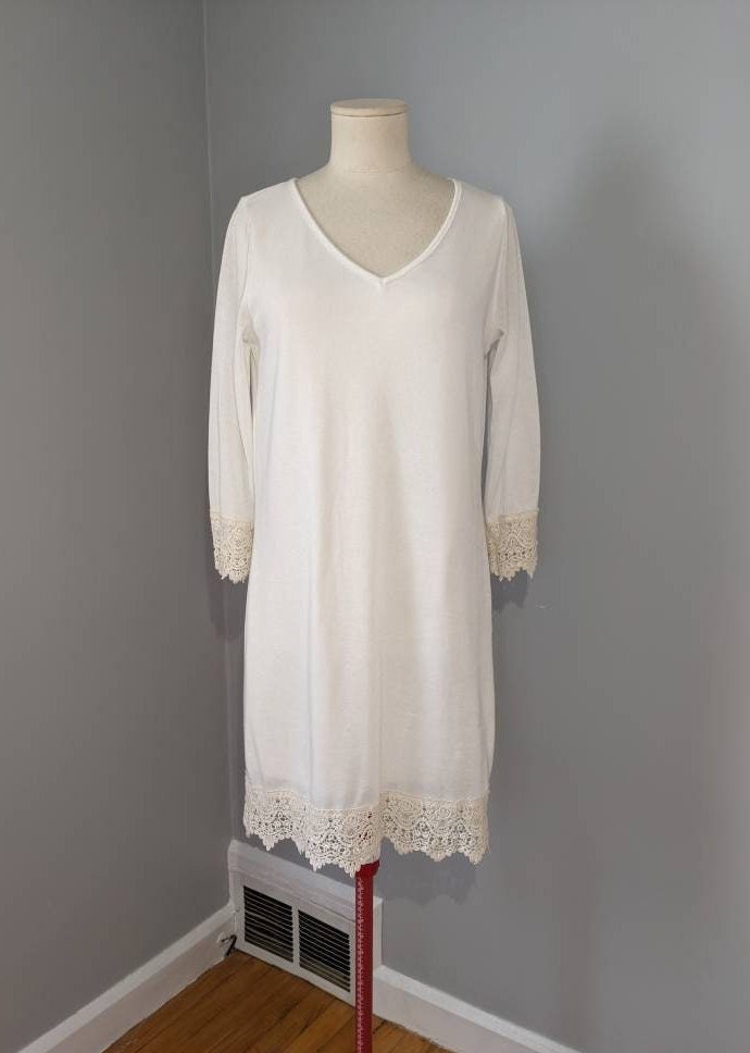 Knöpfe Weißes Strickkleid Mit Häkeldetails Knöpfe Weißes Strickkleid Mit Häkeldetails von RADRemix