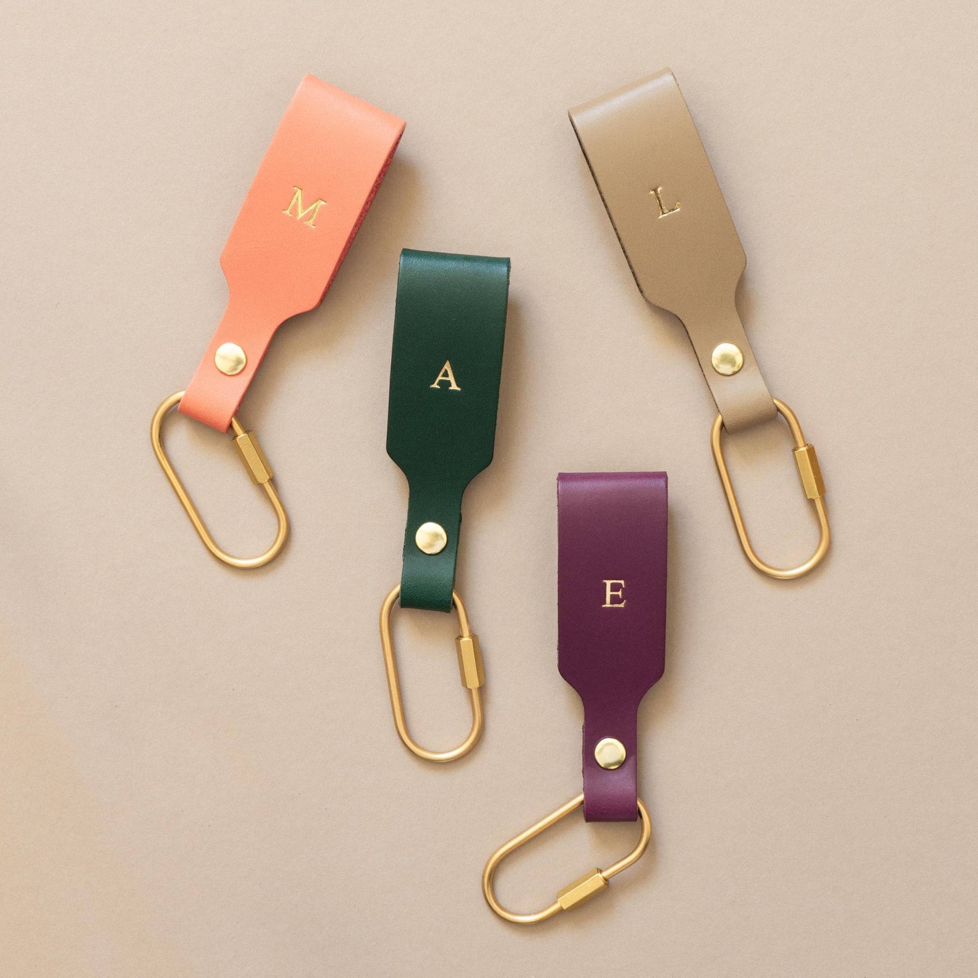 Personalisierter Schlüsselanhänger in Verschiedenen Farben Aus Leder Mit Messing Karabiner Personalisierter Schlüsselanhänger in Verschiedenen Farben Aus Leder Mit Messing Karabiner von RADUBAIAS