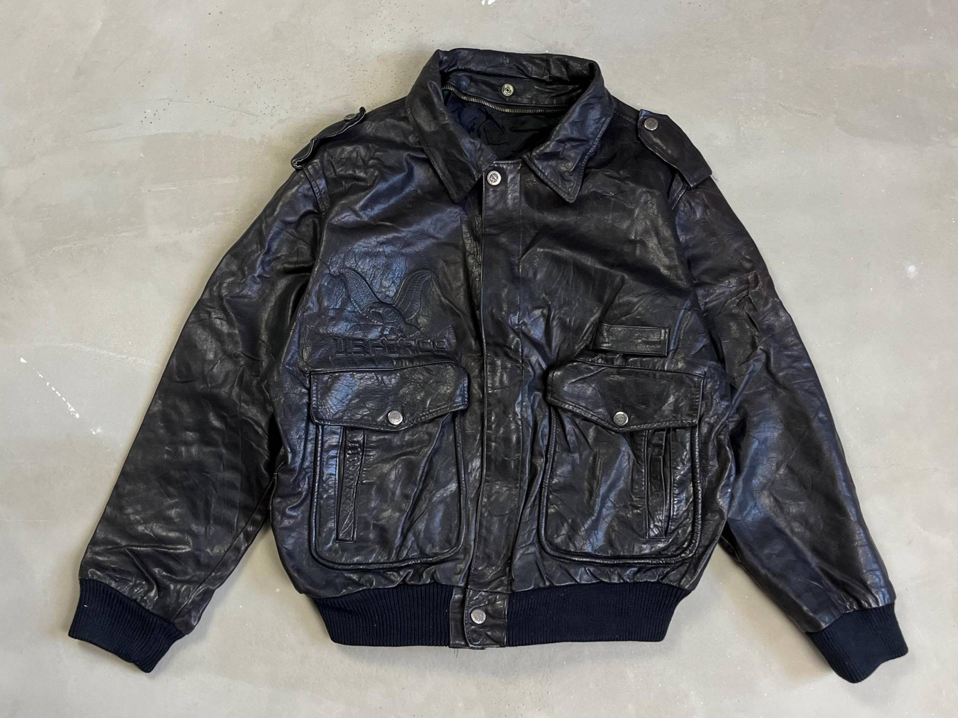 Vintage Us Army Leder Fliegerjacke Schwarz Large Vintage Us Army Leder Fliegerjacke Schwarz Large von RAGSFROMOVERSEAS