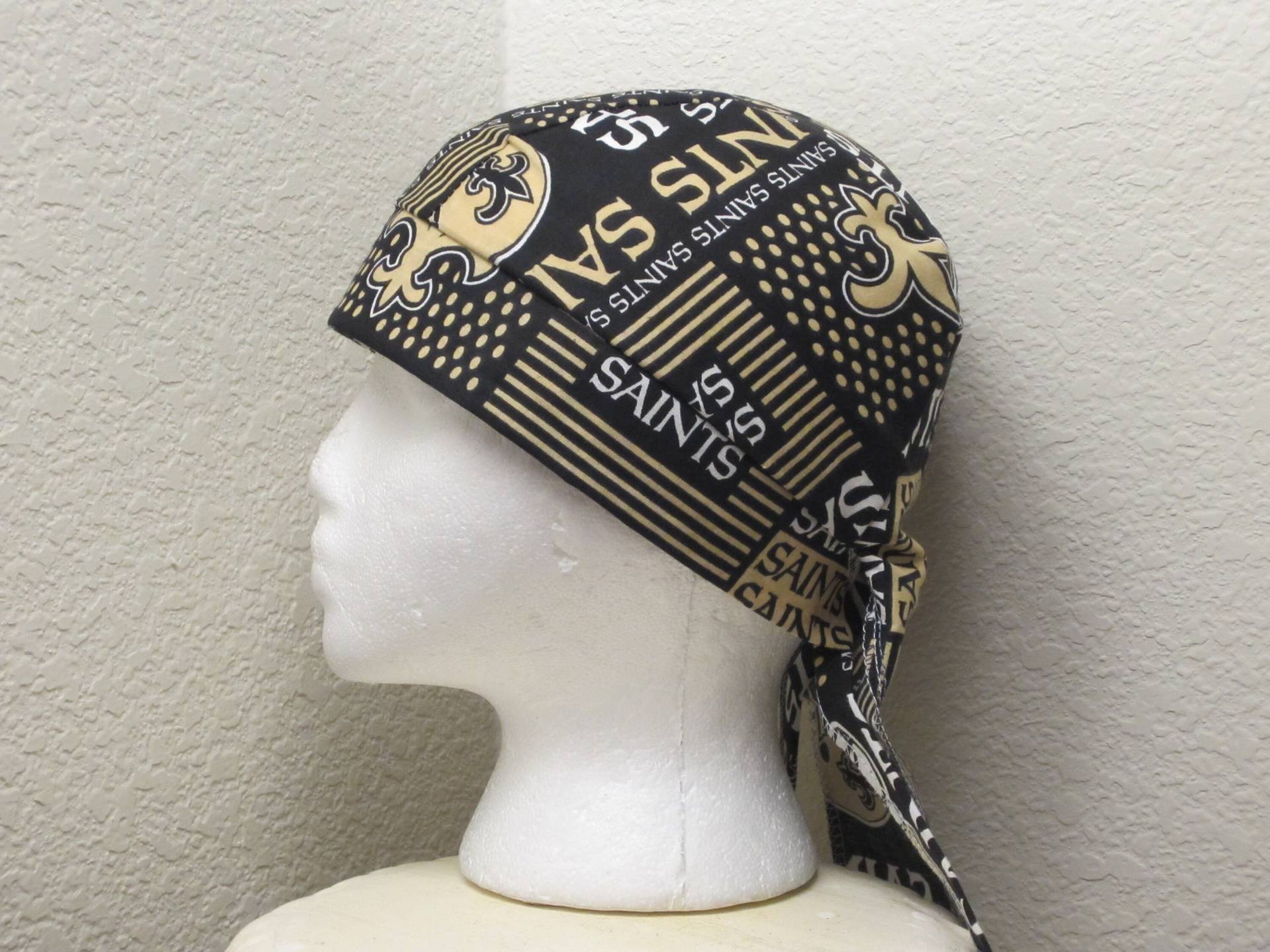New Orleans Saints Schweißen Schweißer Hut Mützen Surgeon Doo Rag Skullcap Do Bandana New Orleans Saints Schweißen Schweißer Hut Mützen Surgeon Doo Rag Skullcap Do Bandana von RAGStoCAPS