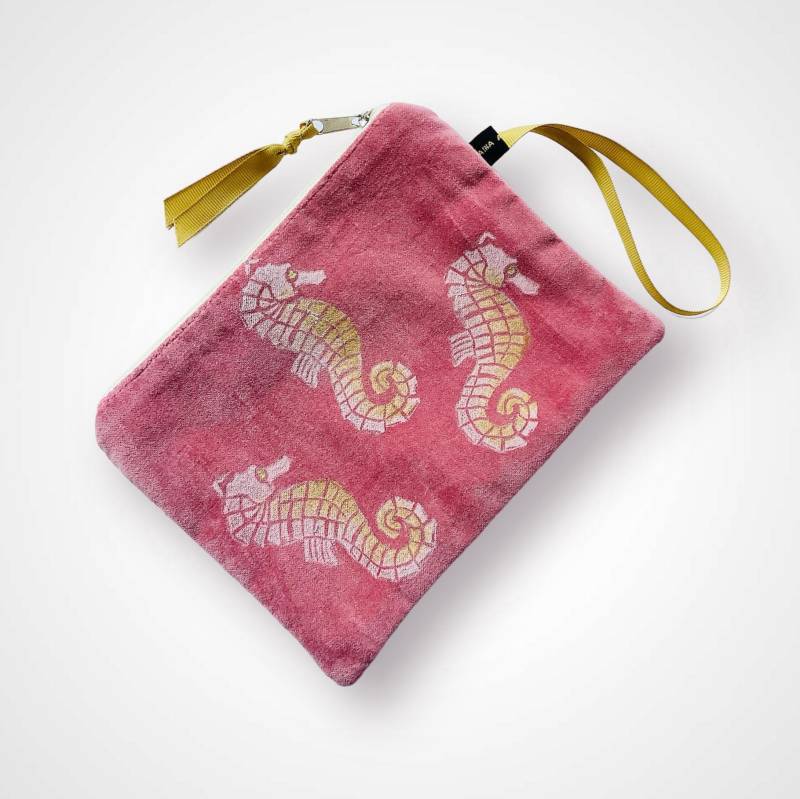 Altrosa Seepferdchen Zip-Up Beutel | Samt Zip-Pouch Schminktasche Handbedruckte Geldbörse Federmäppchen Altrosa Seepferdchen Zip-Up Beutel | Samt Zip-Pouch Schminktasche Handbedruckte Geldbörse Federmäppchen von RAINAATELIER