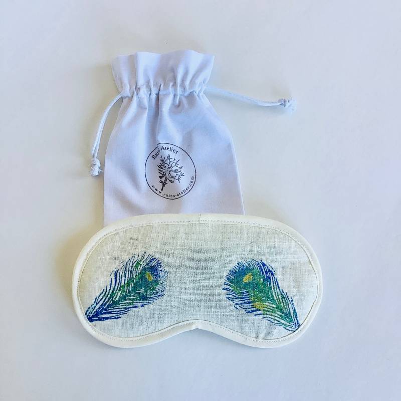 Lavendel Leinen Augenmaske Handgedruckte Pfauenfeder Design von RAINAATELIER