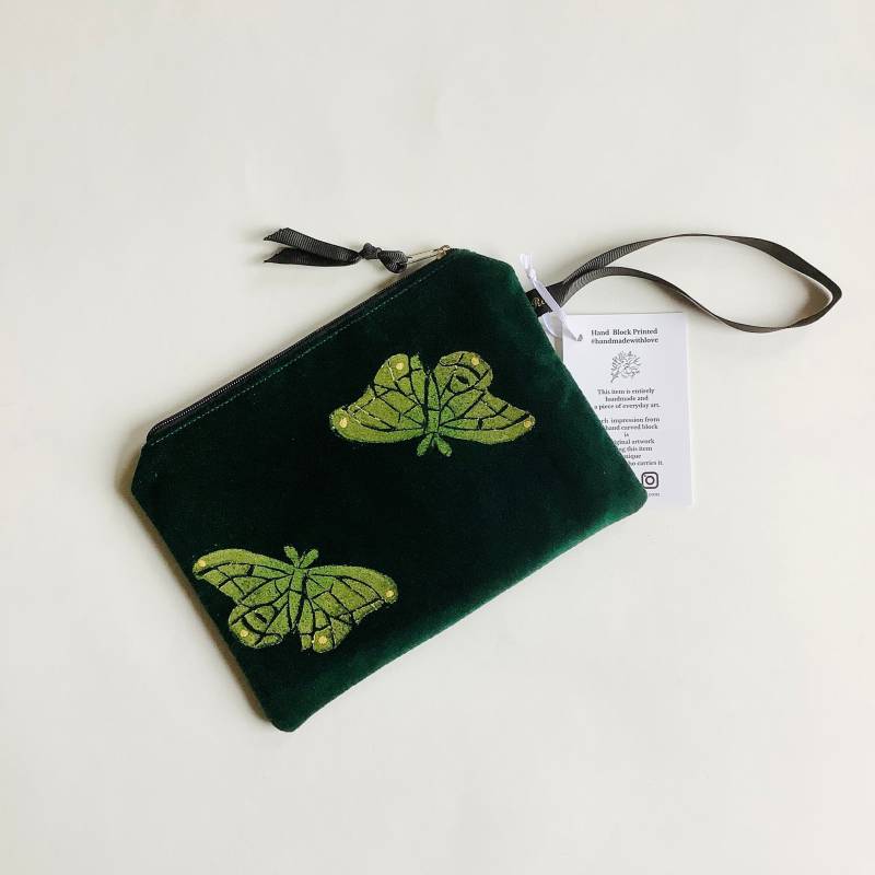 Grüner Schmetterling Samt Zip-Pouch Handgefertigter, Handbedruckter Schmetterlingsbeutel Aus Grünem von RAINAATELIER