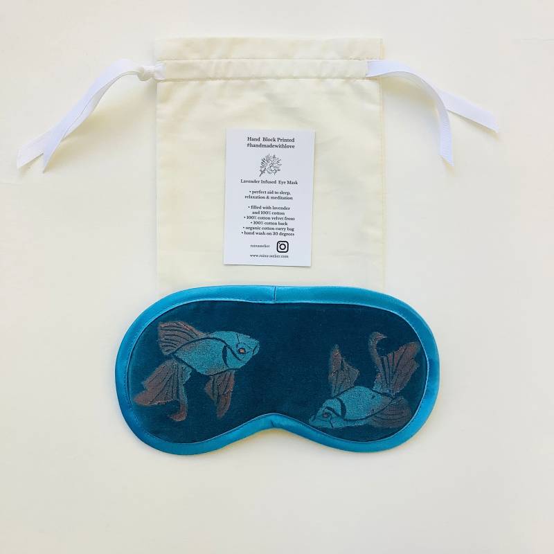 Teal Samt Koi Fisch Schlafmaske Mit Lavendel Infundiert, Handbedruckt Teal Samt Koi Fisch Schlafmaske Mit Lavendel Infundiert, Handbedruckt von RAINAATELIER