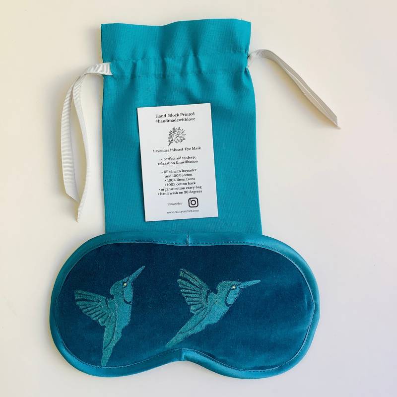 Türkisfarbene Samt-Kolibri-Augenmaske Mit Lavendel Angereicherte, Handbedruckte Baumwolle Türkisfarbene Samt-Kolibri-Augenmaske Mit Lavendel Angereicherte, Handbedruckte Baumwolle von RAINAATELIER