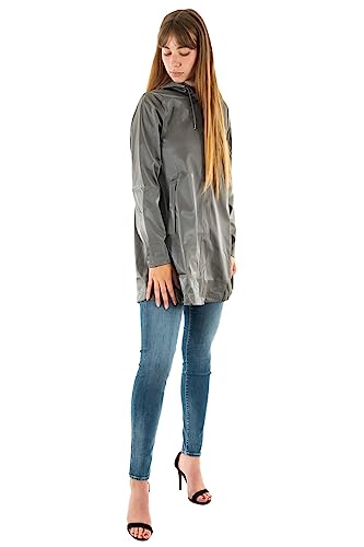 RAINS Die A-Linie W Jacket ist ein Regenmantel für Damen, der sich durch seine Trapez-Silhouette auszeichnet, die allmählich an Volumen von der Brust bis zum unteren Saum zunimmt. Die A-Linie Jacke von RAINS